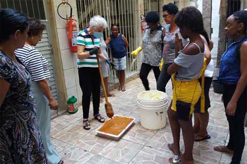 Mulheres da comunidade aprendendo a fazer sabão ecológio